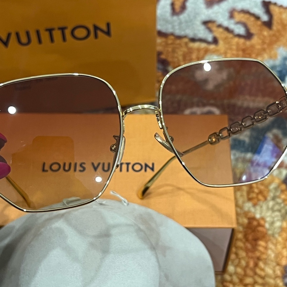 🎉Authentic Louis Vuitton: My LV Chain Round Sunglasses🎉Makes a Perfect Gift! - Picture 8 of 16